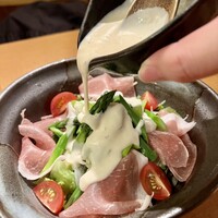 UMAMI日本酒弐番館 - アスパラと生ハムのサラダ