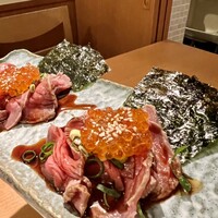 UMAMI日本酒弐番館 - ローストビーフとイクラの海苔巻き