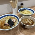 中華そばの店 みのひ - 左ラーメン大盛り　　右つけ麺