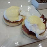 WAVES BUFFET RESTAURANT - コックさんの手作りエッグベネディクト