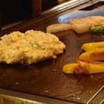鉄板焼grow - カウンター目の前の鉄板で焼かれていたお好み焼き