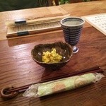 そばと地酒 彩華 - 日本酒『麒麟山(新潟)』、お通しのカボチャサラダ