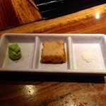 鉄板焼grow 後楽園店 - ステーキに付けるは山葵、泡醤油、岩塩(左から)