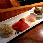 鉄板焼grow - 前菜四種/いぶりがっこ入ポテサラ・サーモンチーズ・生ハム巻桃・牛肉煮込み