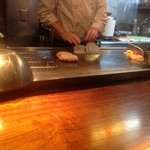 鉄板焼grow - カウンター席の前の鉄板で繰り広げられる調理はライブショウのようだ