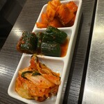 焼肉専門 家庭料理オムニィ - キムチ盛り合わせ