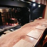 OBRAS - 高級感あるカウンター 奥には薪火が