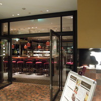 37 Steakhouse & Bar - 階段を上がった2階が店内