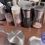 ステーキライスの店 センタービーフ 渋谷宮益坂店 - 味変もできるドレッシング