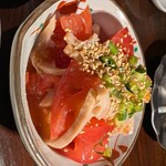 炭火焼肉 ホルモン にく式 - トマトとハチノスのサラダ