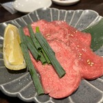 炭火焼肉 ホルモン にく式 - 並タン　上タン