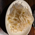 炭火焼肉 ホルモン にく式 - もやしナムル