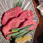 炭火焼肉 ホルモン にく式 - 並タン、上タン