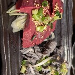 炭火焼肉 ホルモン にく式 - ハツ刺し、センマイ刺し