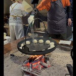 小川の庄 - 手際よく焼かれていくおやきさん。