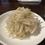 炭火焼肉 ホルモン にく式 - もやしナムル