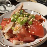 炭火焼肉 ホルモン にく式 - トマトとハチノスのサラダ