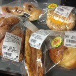 ラ・ムー - ミニクロワッサン（94円）ウインナーロール（94円）など