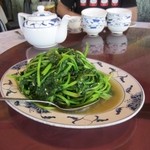 Fook Yuen Seafood Restaurant - 注文した料理が次々と運ばれてきました、先ずはホウレンソウの炒め物です。
            