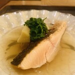 魚菜料理 縄屋 - ⑥【鉢肴】
      桜鱒+筍の焼き浸し、花山椒のせ