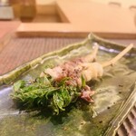 魚菜料理 縄屋 - ⑨【強肴】
      コシアブラの猪バラ肉巻き醤油の搾りかす付け焼き