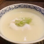 魚菜料理 縄屋 - ③【椀】
      吸地：新玉葱の摺流し
      椀種：虎河豚白子
      椀妻：ヤマウド