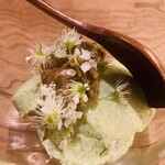 魚菜料理 縄屋 - ⑪【甘味】
      上溝桜（ウワミズザクラ）の花芽+葉のムース、虎杖（イタドリ）のジャム