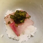 魚菜料理 縄屋 - ④【造り-2】
      平政、醤油たたき蕨のせ：即席小丼