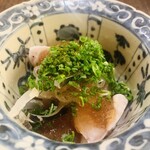 魚菜料理 縄屋 - ③【造り-1】
      虎河豚（厚切りてっさ、てっぴ）、煮凝りのジュレ、ノビル+七味掛け