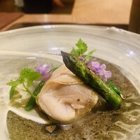 魚菜料理 縄屋 - ②【先付】
                  宮津湾産焼き蛤、自家栽培アスパラ、スナップエンドウ、カキドオシ（垣通し：紫蘇科の花）添え