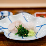 298932529 - 平目、 伝助穴子、 造り醤油、 ポン酢、 木の芽