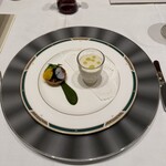 298932532 - 1皿目
                        ・ホワイトアスパラガスのババロワ、ズワイガニ添え
                        ・エスカルゴのタルティーヌ
                        