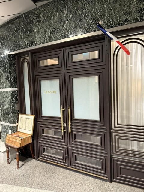 マキシムドパリ　東京オープニングインビテーションノヴェルティ ⠀ YMFG社員がリアルに通うランチの名店とその逸品を紹介。 今回