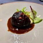 ブラッスリー リーヌ - 牛ほほ肉のワイン煮。ピンクペッパーとよく合う。こちらには、ふくよかで角のない厚みのあるワインを合わせて。ワインがお肉をまーるく包み込んでくれる。