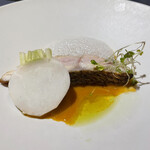 ブラッスリー リーヌ - 真鯛のポワレ。皮目の香ばしさと身のしっとり感が絶妙。ウニの旨みが詰まったスープドポワソンとミルキーな泡のソースを、しっとりした真鯛の身にたっぷり染み込ませていただきます。
