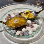 ブラッスリー リーヌ - アミューズ。手前は人参のムースをコンソメジュレで包んだもの。人参のムースがスイーツみたいに濃くて美味しい。奥はエビのタルタルにカラスミをトッピングしたもの。一口で食べて一体感を味わうべし。