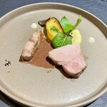ブラッスリー リーヌ - 霧島豚ロースのロティ。しっとり柔らかい。サッパリ食べられる。マスタードのソースと粒胡椒がよく合う。これにスパイシーなワインを合わせると、ワインも含めてお肉を彩るソースのような一体感。