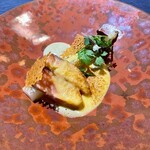 ブラッスリー リーヌ - サクラマスとホワイトアスパラ。オランデーズソースとブロッコリーなど野菜を凝縮したソースが添えられてる。サクラマスの火入れが絶妙で、半生だけど生臭さは一切ない。