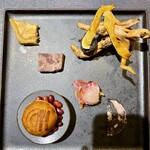 ブラッスリー リーヌ - 中央は、野菜の酢漬け（なます的なもの）の上にひらまさのお刺身をトッピングしたもの。これ、さっぱりして最高に美味しい。左上はサクラマスのキッシュ。相変わらずタルト生地が絶品。