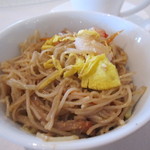 Mandarin Court Chinese Restaurant - シンガポール・マレーシアの焼きそばの1種、ホッケン・ミーを取り分けて