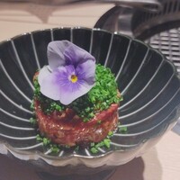 焼肉料理 牛吉日和 - 牛吉ユッケ姫葱仕立て ピスタチオ添え