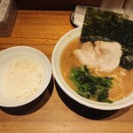横浜家系ラーメン 満月家 - ラーメン（並）／ご飯