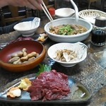 にく友食堂 - 手前が馬刺しで奥が馬もつ煮です。