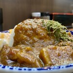 ヌードル＆スパイスカレー 今日の1番 - 手前のポークがゴロッゴロッ！