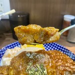 ヌードル＆スパイスカレー 今日の1番 - スプーンのポークがゴロッゴロッ！