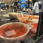 リストピッツァ バイ ナポリスタカ - ソースが真横にあり､舐めたい欲を抑えるのが大変な席だった｡