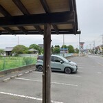 本手打ちうどん庄司 - 到着時　17台停められる駐車場には未だ1台のみ　左奥に見えるのが金乗院の山門、観音堂、本堂