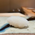 鮨 つぼみ - アオリイカ 三重より
      この包丁の入れようが素晴らしい！
      食感はねっとりと、すぐに甘みが舌先に感じられこれもとても美味しい！！