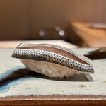 鮨 つぼみ - 小肌 佐賀より
      天草の漁師さんは既に新子漁を始めた様子、気候変動で新子の時期も早まっているのでしょうかね？