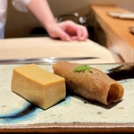 鮨 つぼみ - お稲荷さん&たまご
      これを食べない事には鮨つぼみさんに来た実感に欠けるかも、そんな美味しい定番なのです♪
      揚げの味付けがめちゃ好き！
      スチームしたたまごはby桃ちゃん！